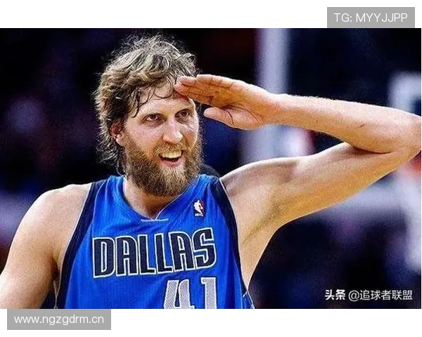 德约球馆外拿个咖啡还能被围观，这待遇日常能有几回？